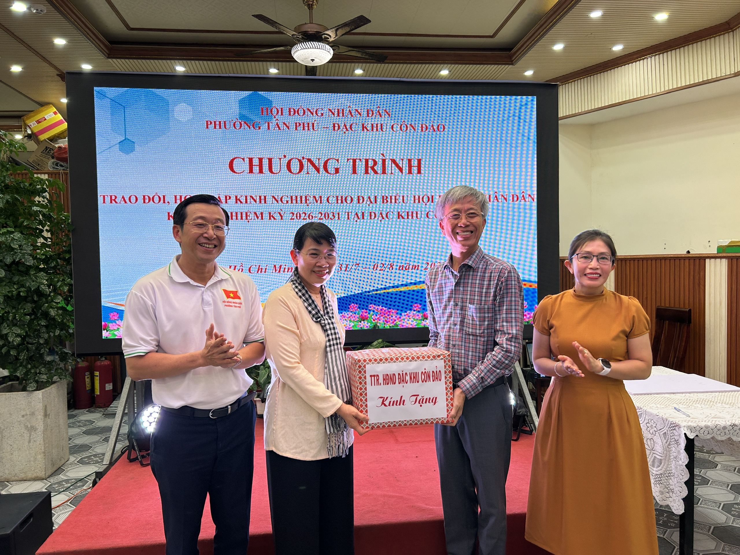CHƯƠNG TRÌNH TRAO ĐỔI, HỌC TẬP KINH NGHIỆM GIỮA HĐND ĐẶC KHU CÔN ĐẢO VỚI ĐOÀN CÔNG TÁC HĐND PHƯỜNG TÂN PHÚ, THÀNH PHỐ HỒ CHÍ MINH