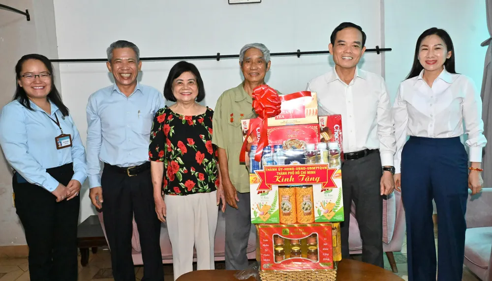 Bí thư Thành ủy TPHCM Trần Lưu Quang thăm các gia đình chính sách tiêu biểu