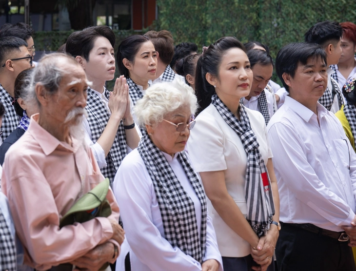 Hơn 100 văn nghệ sĩ nghẹn ngào hát giữa nơi tìm thấy hài cốt liệt sĩ ở công viên Lê Thị Riêng