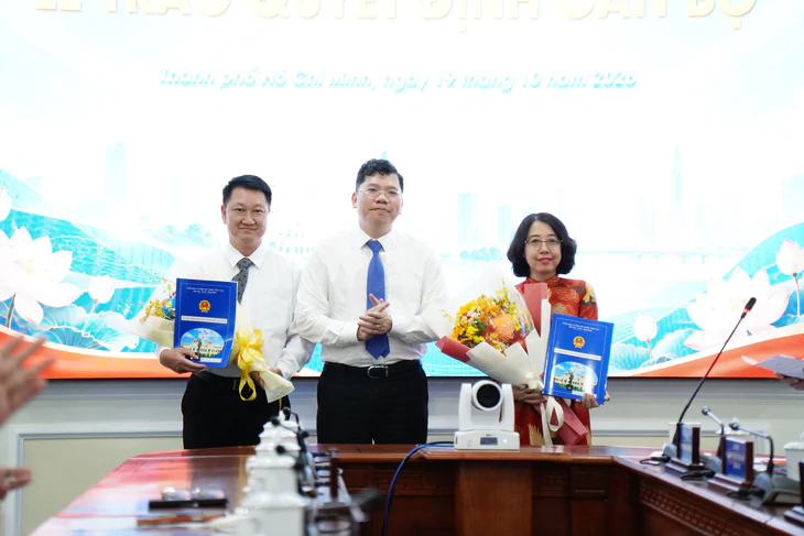UBND TP.HCM trao quyết định điều động, bổ nhiệm nhiều cán bộ