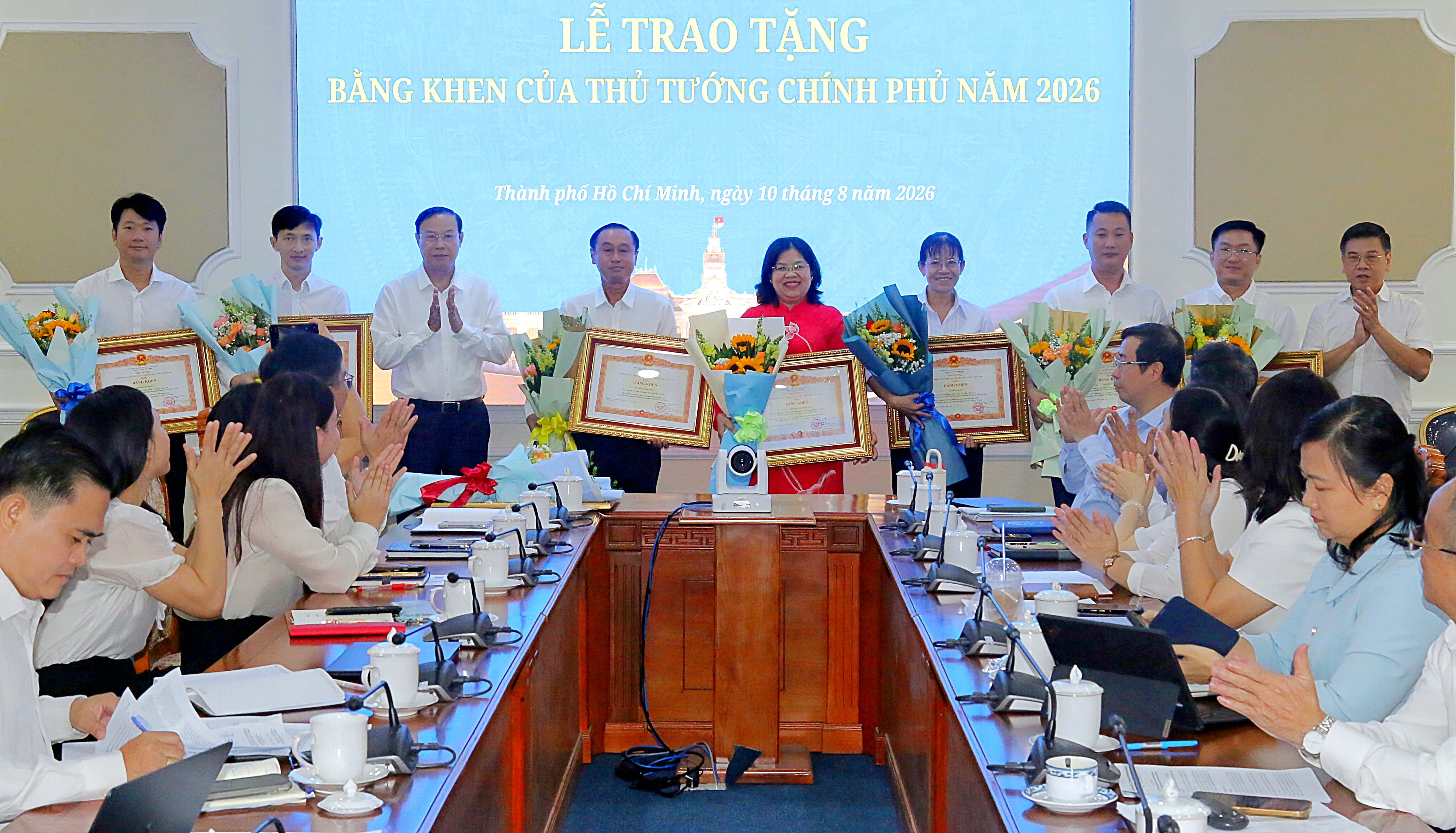Thường trực Hội đồng nhân dân Thành phố trao tặng Bằng khen của Thủ tướng Chính phủ cho 01 tập thể và 07 cá nhân