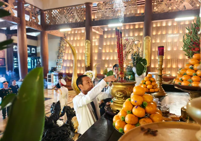 Lãnh đạo TPHCM dâng hoa, dâng hương tưởng niệm các Anh hùng liệt sĩ