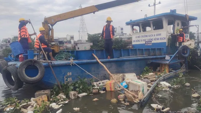 “Mạnh tay” với hành vi xả rác xuống kênh, rạch