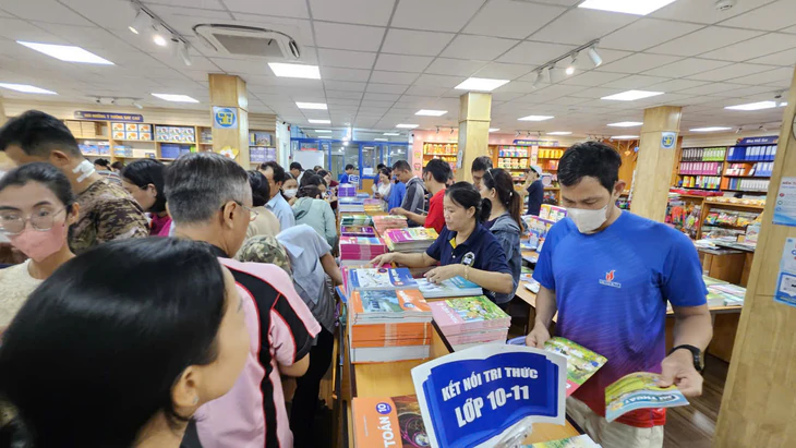 Thủ tướng: Không để thiếu sách giáo khoa, chấn chỉnh lạm thu, dạy học thêm và gian lận thi cử