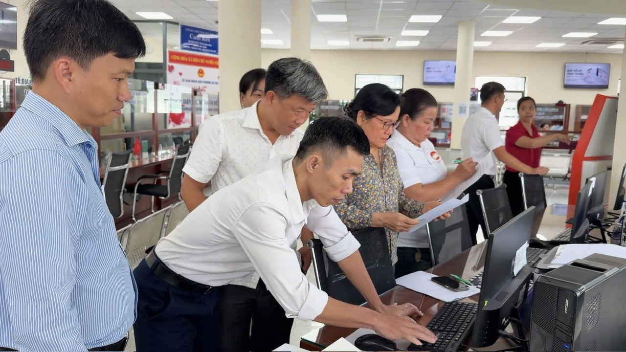 BAN VĂN HÓA-XÃ HỘI HĐND PHƯỜNG BÀ RỊA GIÁM SÁT TẠI TRUNG TÂM PHỤC VỤ HÀNH CHÍNH CÔNG
