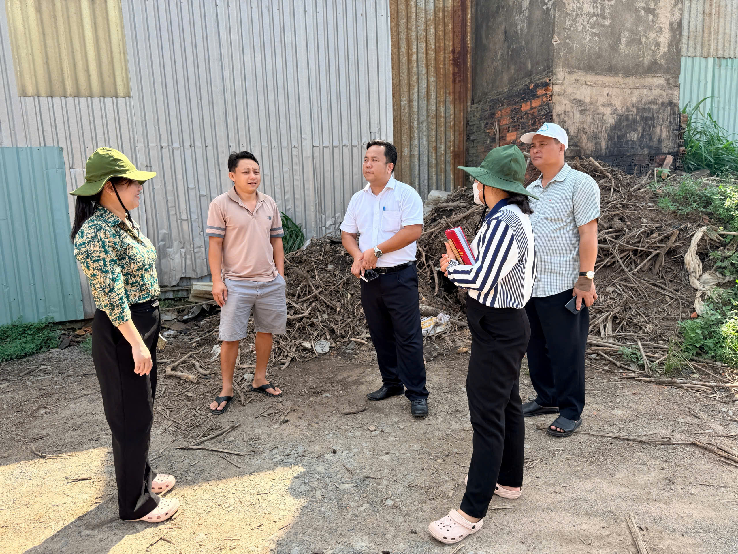 HỘI ĐỒNG NHÂN DÂN PHƯỜNG BÌNH CƠ TỔ CHỨC KHẢO SÁT VIỆC GIẢI QUYẾT PHẢN ÁNH, KIẾN NGHỊ CỦA CỬ TRI VỀ MÔI TRƯỜNG, TRẬT TỰ XÂY DỰNG VÀ AN TOÀN THỰC PHẨM TRÊN ĐỊA BÀN PHƯỜNG