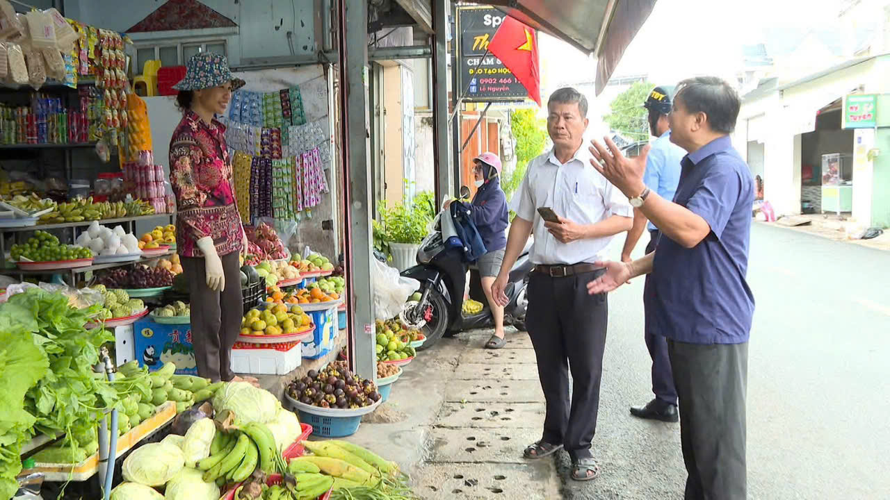 BAN KINH TẾ - NGÂN SÁCH HĐND XÃ LONG HẢI GIÁM SÁT CÔNG TÁC QUẢN LÝ VỈA HÈ, LÒNG LỀ ĐƯỜNG