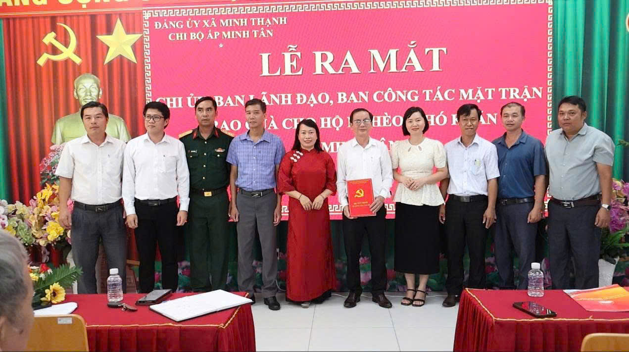 ĐẢNG ỦY XÃ MINH THẠNH TRAO QUYẾT ĐỊNH THÀNH LẬP CÁC CHI BỘ SAU SẮP XẾP ĐƠN VỊ ẤP