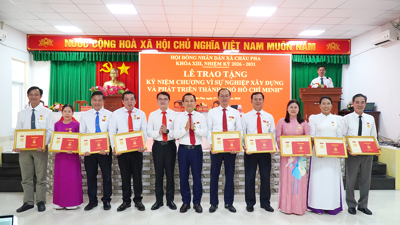 Trao tặng kỷ niệm chương " Vì sự nghiệp xây dựng và phát triển Thành phố Hồ Chí Minh "