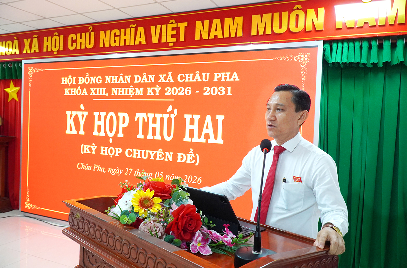 Đồng chí Đỗ Hữu Hiền - Bí thư Đảng ủy, chủ tịch HĐND xã phát biểu tại kỳ họp
