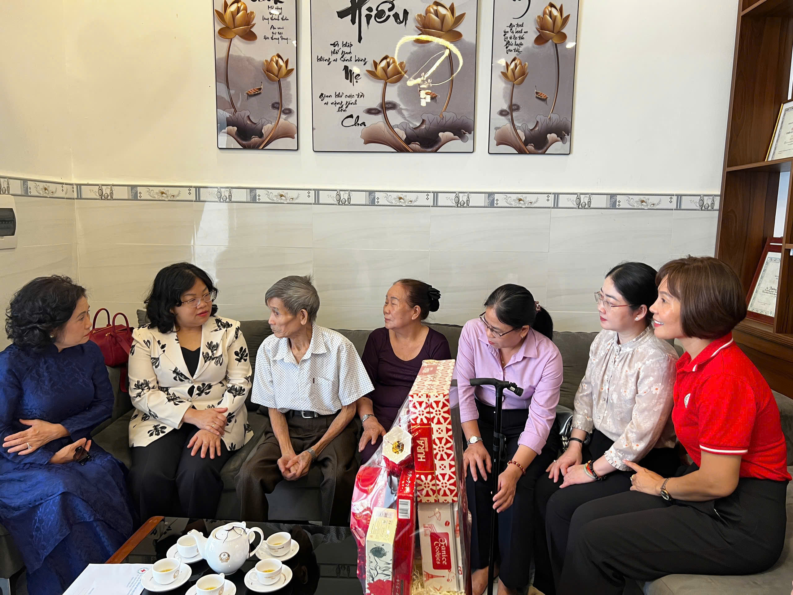 Lãnh đạo TP. Hồ Chí Minh thăm và tặng quà Tết các gia đình chính sách, cựu tù chính trị tại Côn Đảo.