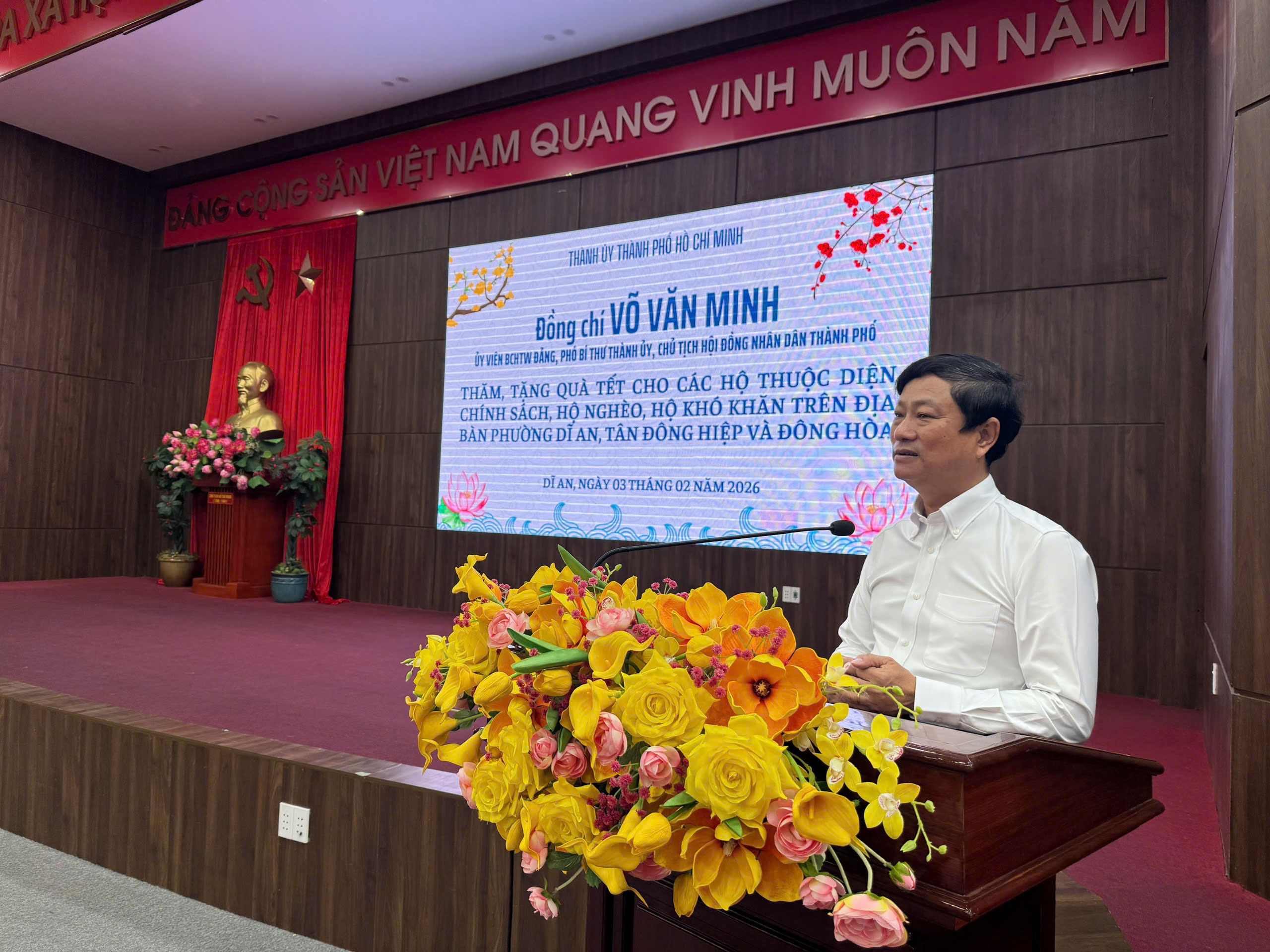 Chủ tịch HĐND Thành phố Võ Văn Minh thăm, tặng quà Tết và tri ân các thế hệ cách mạng