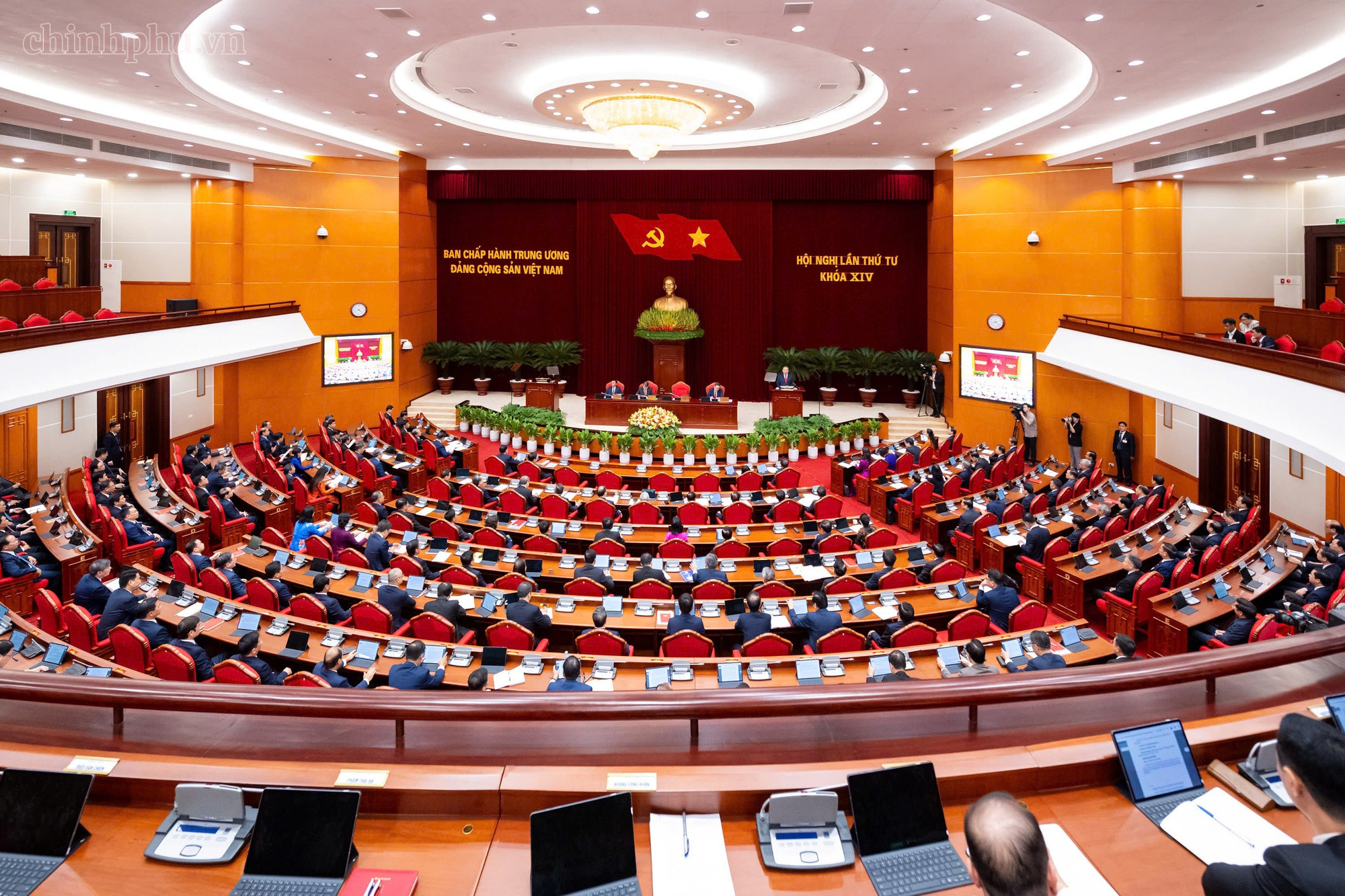 Thông cáo báo chí về ngày làm việc thứ nhất Hội nghị lần thứ tư Ban Chấp hành Trung ương Đảng khoá XIV