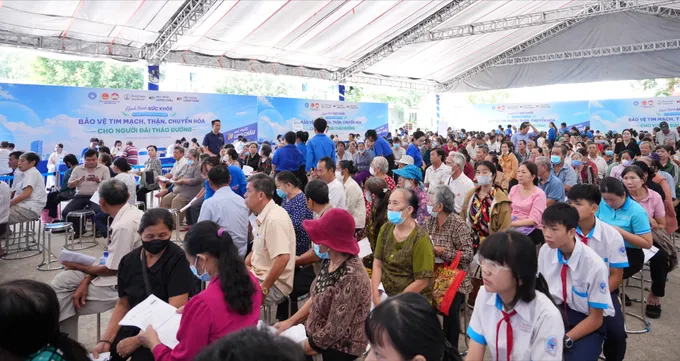 TPHCM: Hơn 1.200 người dân phường Chánh Phú Hòa được khám, tầm soát sức khỏe miễn phí