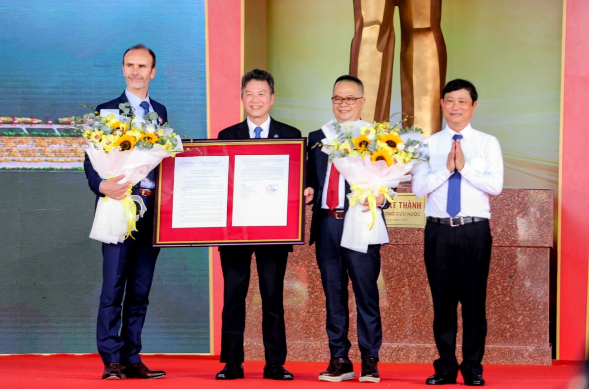 Trao Quyết định chấp thuận chủ trương đầu tư dự án trung chuyển quốc tế Cần Giờ