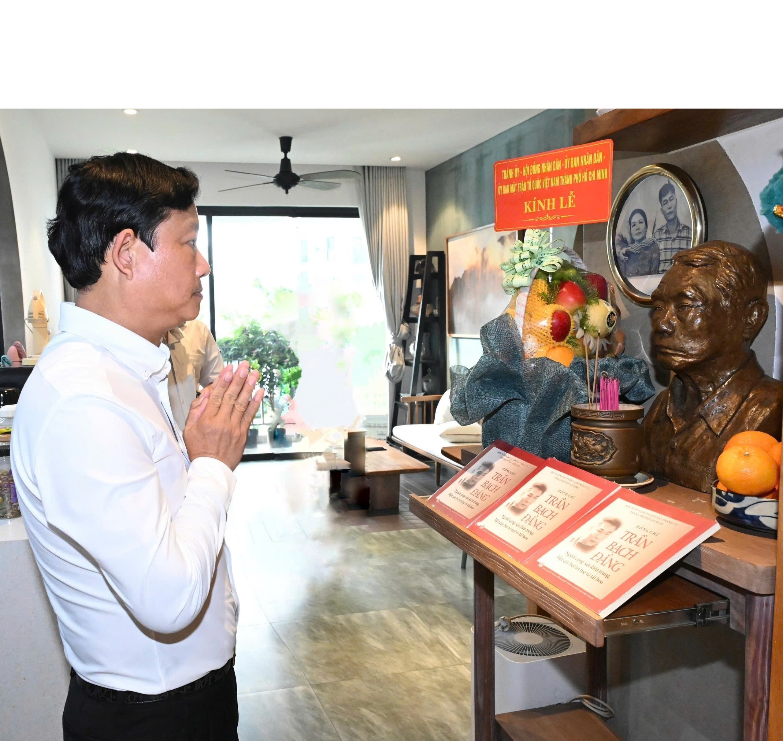 Chủ tịch Hội đồng nhân dân Thành phố cùng đoàn công tác dâng hương, tưởng niệm đồng chí Trần Bạch Đằng