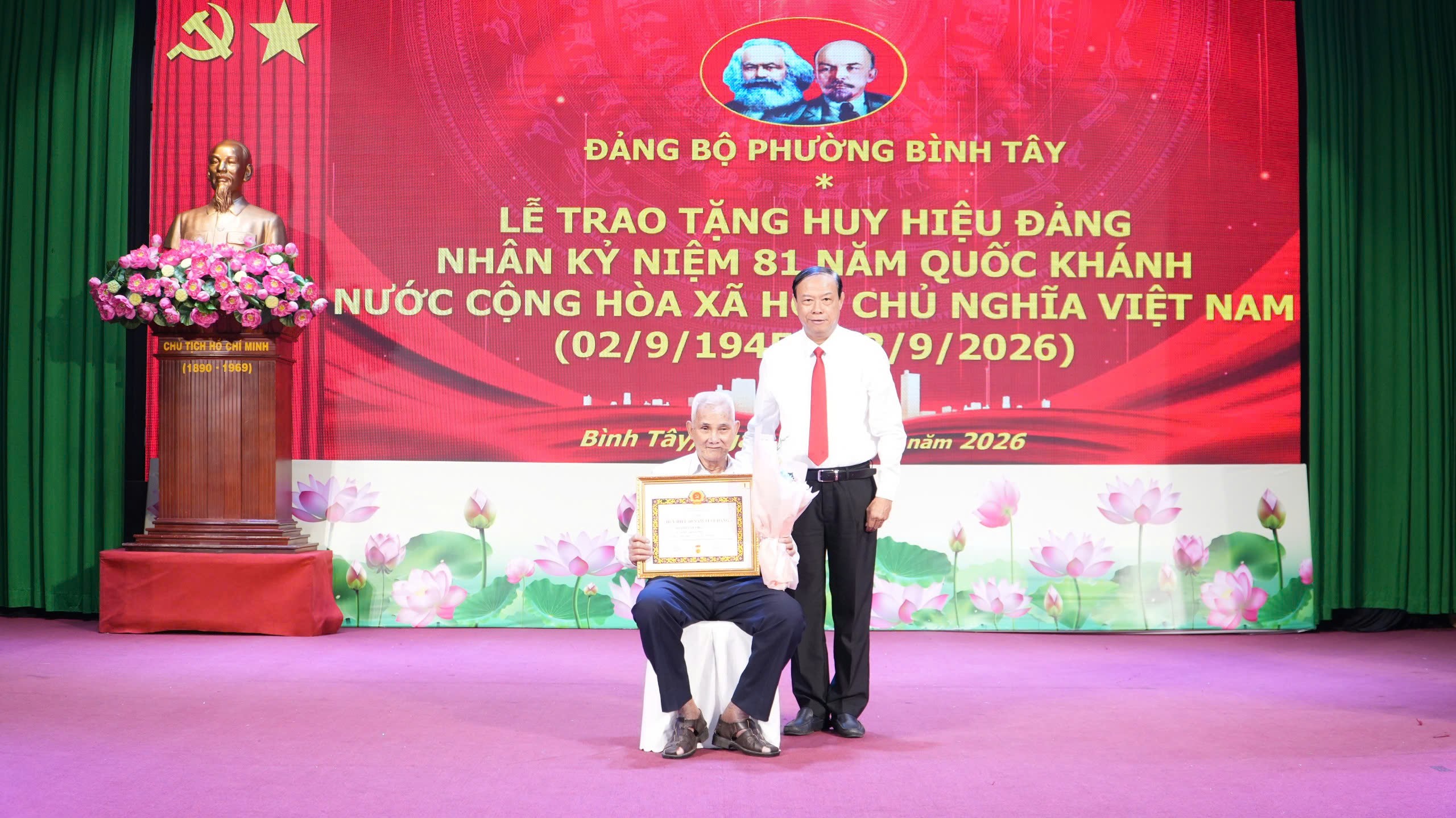 Đảng bộ Phường Bình Tây trang trọng Lễ trao tặng Huy hiệu Đảng đợt 2/9: Trân trọng tri ân và phát huy bản lĩnh, trí tuệ của người đảng viên