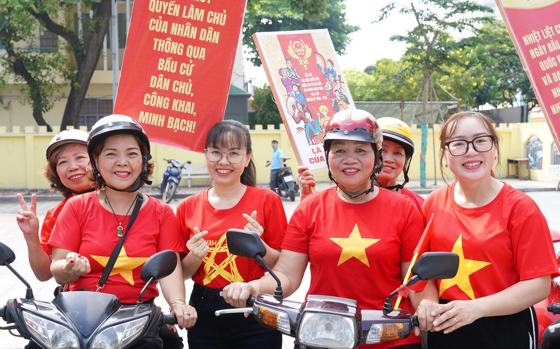 TPHCM: Phụ nữ phường Bảy Hiền đồng diễn dân vũ, diễu hành tuyên truyền bầu cử