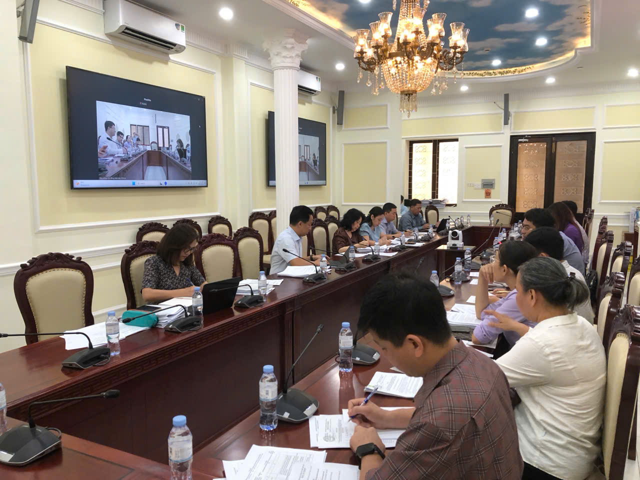 BAN ĐÔ THỊ HỘI ĐỒNG NHÂN DÂN THÀNH PHỐ HỌP THẨM TRA ĐỐI CÁC DỰ THẢO NGHỊ QUYẾT THUỘC LĨNH VỰC NÔNG NGHIỆP VÀ MÔI TRƯỜNG TRÌNH KỲ HỌP THỨ SÁU, HĐND KHÓA XI.