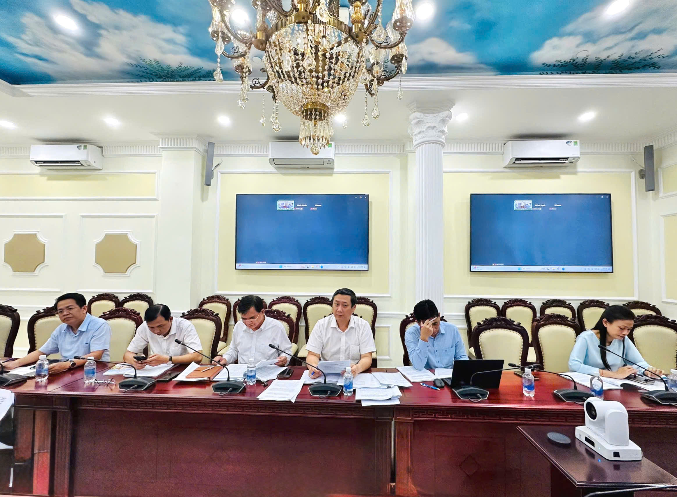 BAN KINH TẾ - NGÂN SÁCH HĐND THÀNH PHỐ TỔ CHỨC PHIÊN HỌP THẨM TRA CÁC NỘI DUNG TRÌNH KỲ HỌP
