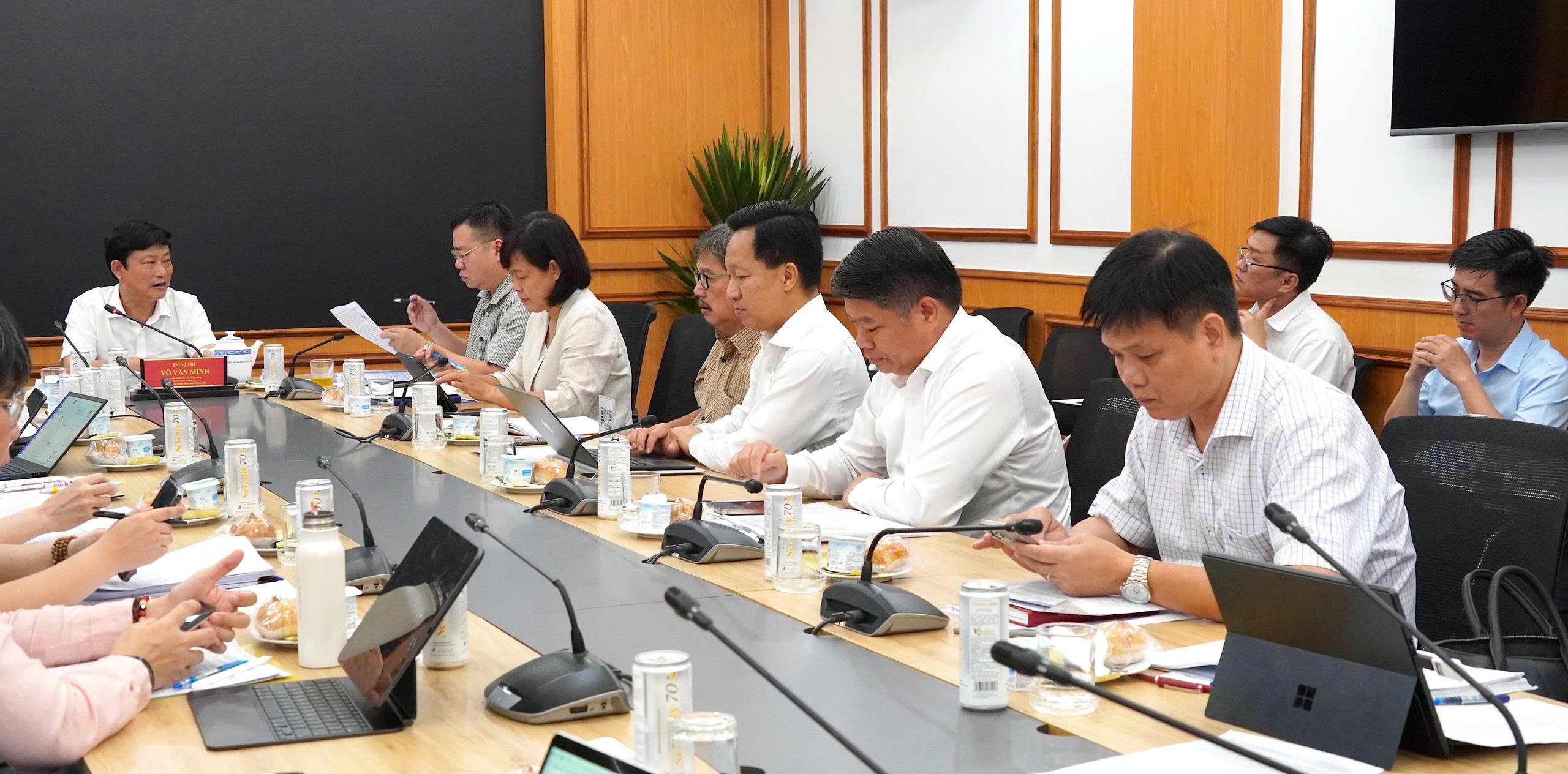 Chủ tịch HĐND Thành phố Võ Văn Minh làm việc với Tiểu ban Kinh tế, Ban Nghiên cứu phát triển Thành phố Hồ Chí Minh