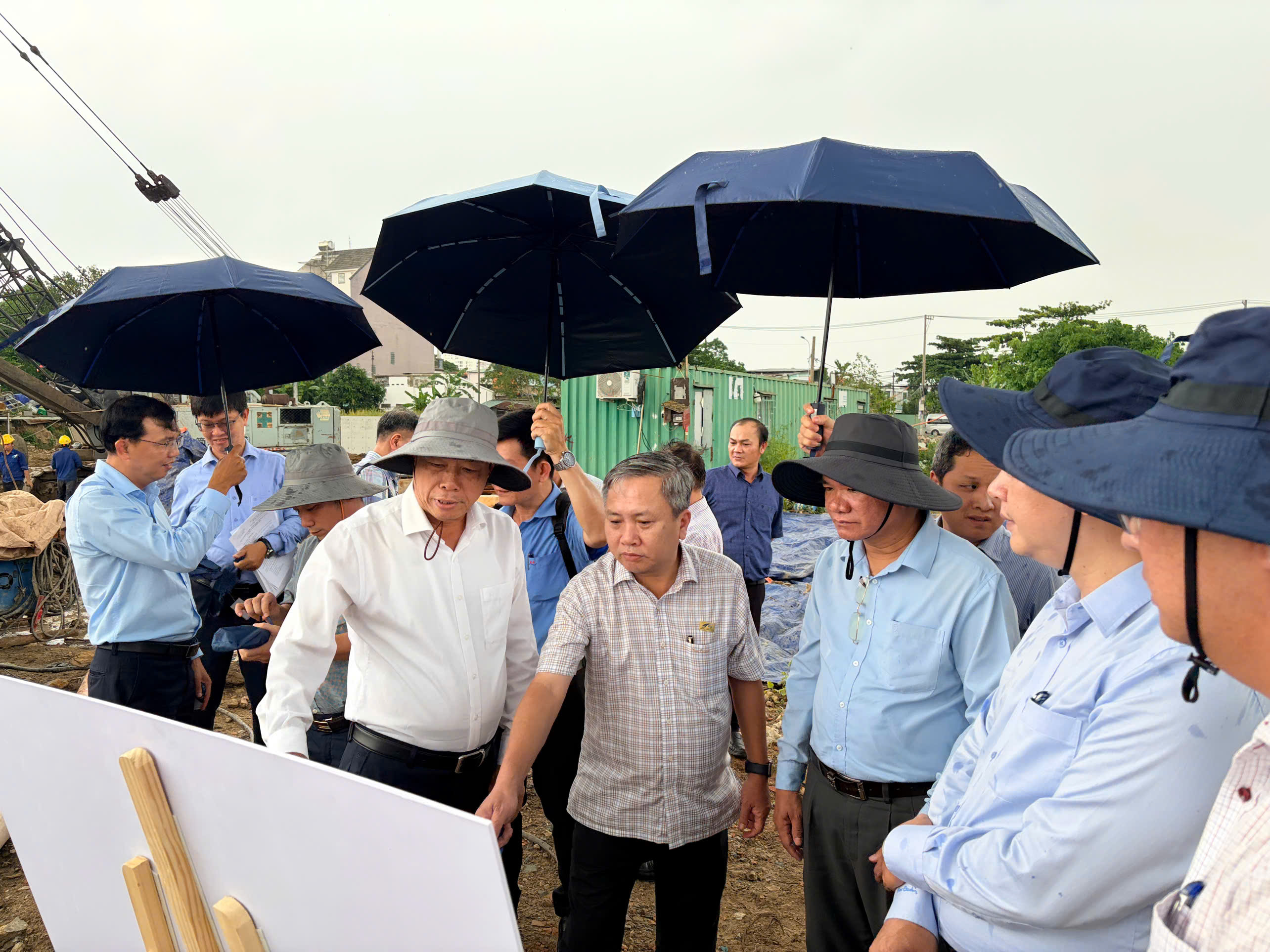 THƯỜNG TRỰC HĐND THÀNH PHỐ KHẢO SÁT 05 DỰ ÁN CHỈNH TRANG ĐÔ THỊ, CẢI TẠO KÊNH RẠCH