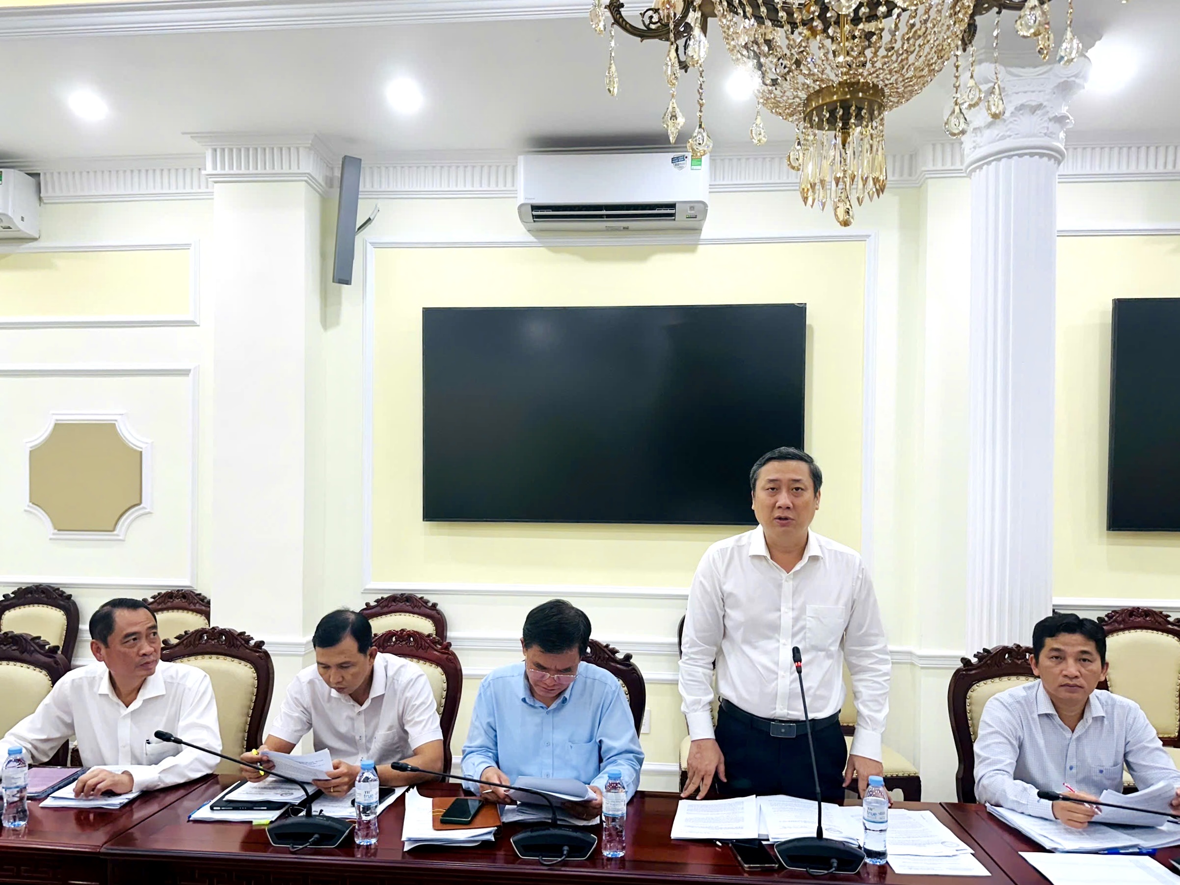 Ban Kinh tế - Ngân sách thẩm tra cơ chế sử dụng ngân sách thi hành bản án  và chính sách hỗ trợ lãi suất phát triển kinh tế - xã hội
