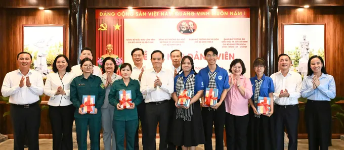 Bí thư Thành ủy TPHCM Trần Lưu Quang dự lễ kết nạp Đảng tại Côn Đảo