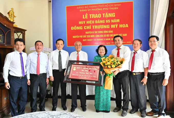 Bí thư Thành ủy TPHCM Trần Lưu Quang trao Huy hiệu Đảng đến đảng viên cao tuổi