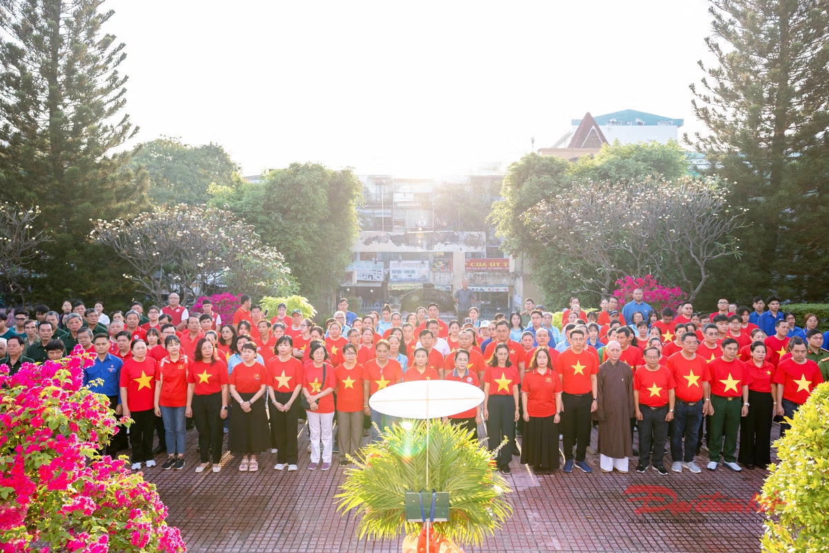 TP Hồ Chí Minh: Ứng viên ĐBQH và HĐND dâng hương, dâng hoa tại Di tích Kho bom Phú Thọ