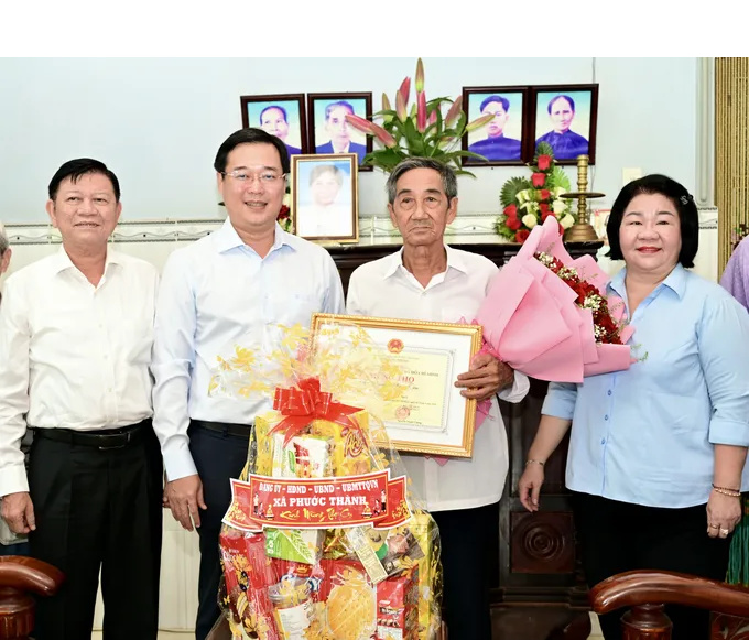 Phó Bí thư Thường trực Thành ủy TPHCM Lê Quốc Phong thăm, chúc thọ người cao tuổi