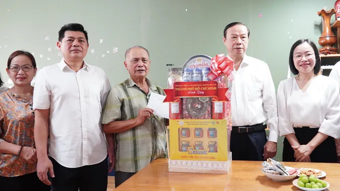 Lãnh đạo TPHCM thăm các gia đình chính sách tiêu biểu