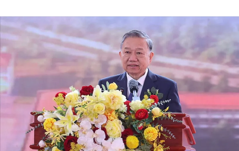 Ánh sáng Hồ Chí Minh soi đường cho chúng ta đi