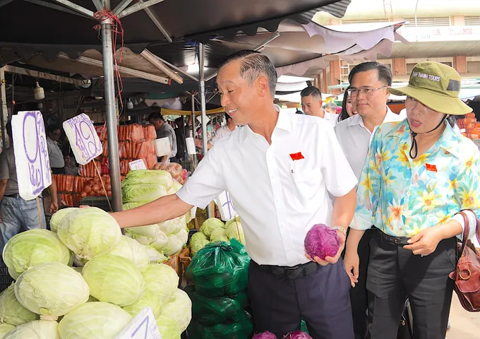 Gần 300 tiểu thương hoạt động không phép ngoài chợ đầu mối Hóc Môn