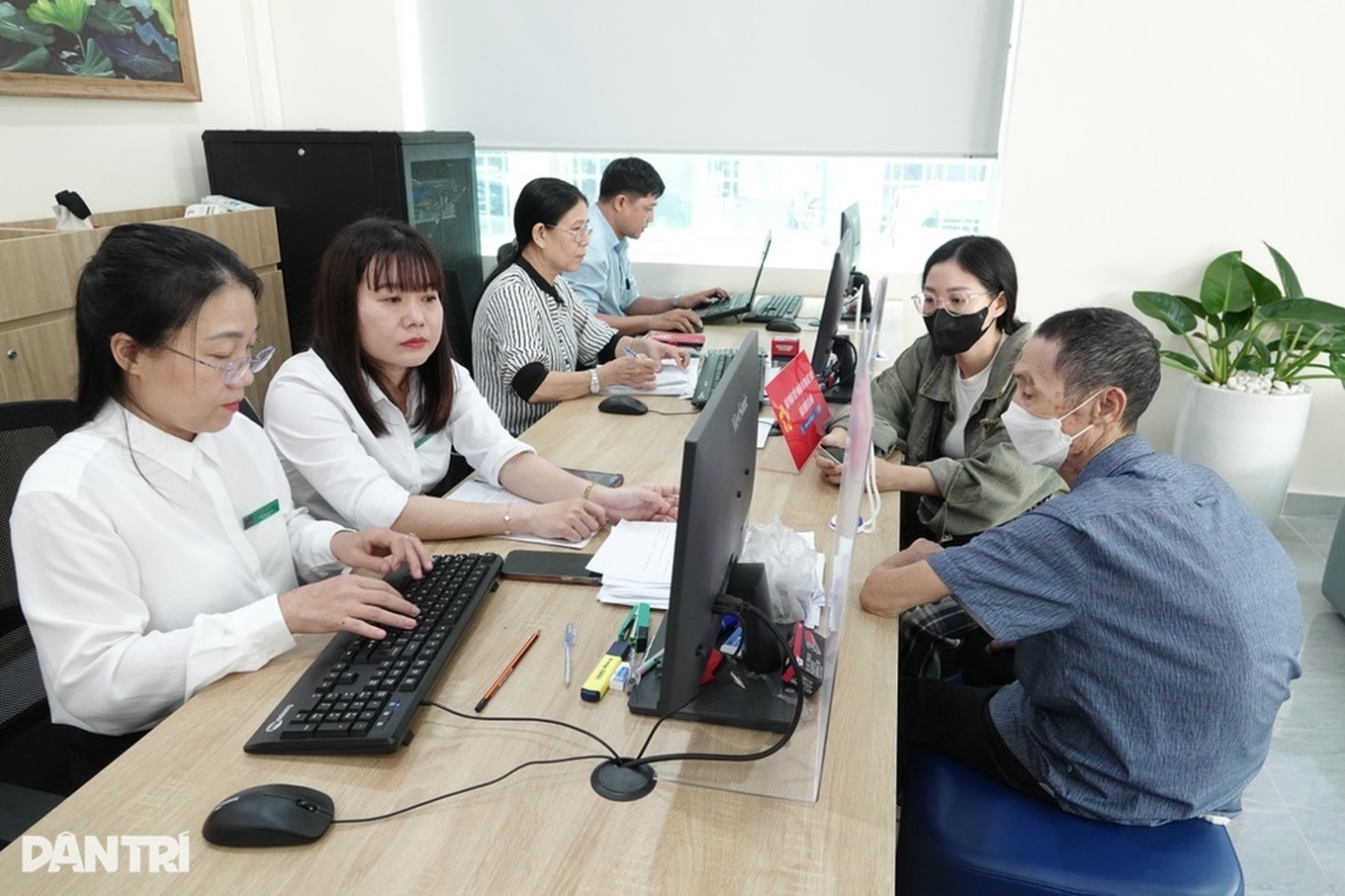 "Đèn vàng, đèn đỏ" trong công vụ: Kỷ cương vận hành chính quyền hai cấp