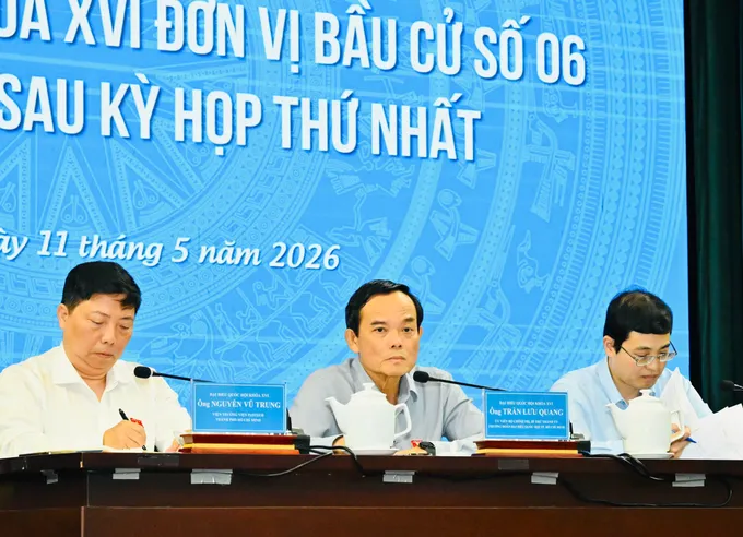 Bí thư Thành ủy TPHCM Trần Lưu Quang cùng các đại biểu Quốc hội tiếp xúc cử tri