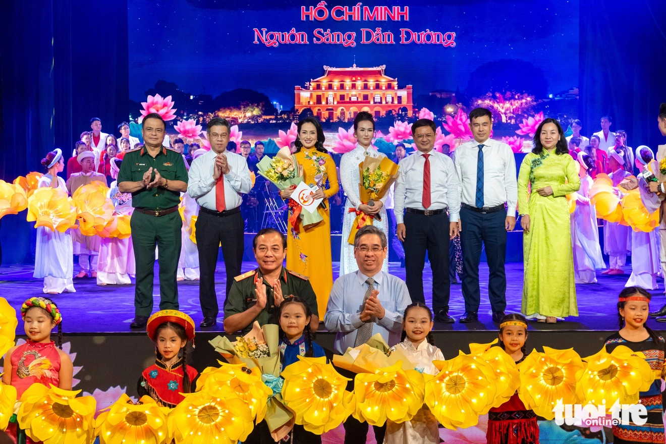 Rực rỡ đêm nghệ thuật kỷ niệm 115 năm Ngày Bác Hồ ra đi tìm đường cứu nước