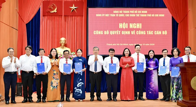 Phó Bí thư Thành ủy TPHCM Nguyễn Phước Lộc trao quyết định cán bộ