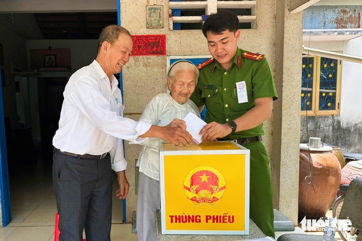 TP.HCM: Thùng phiếu lưu động đến với những cử tri 'đặc biệt'