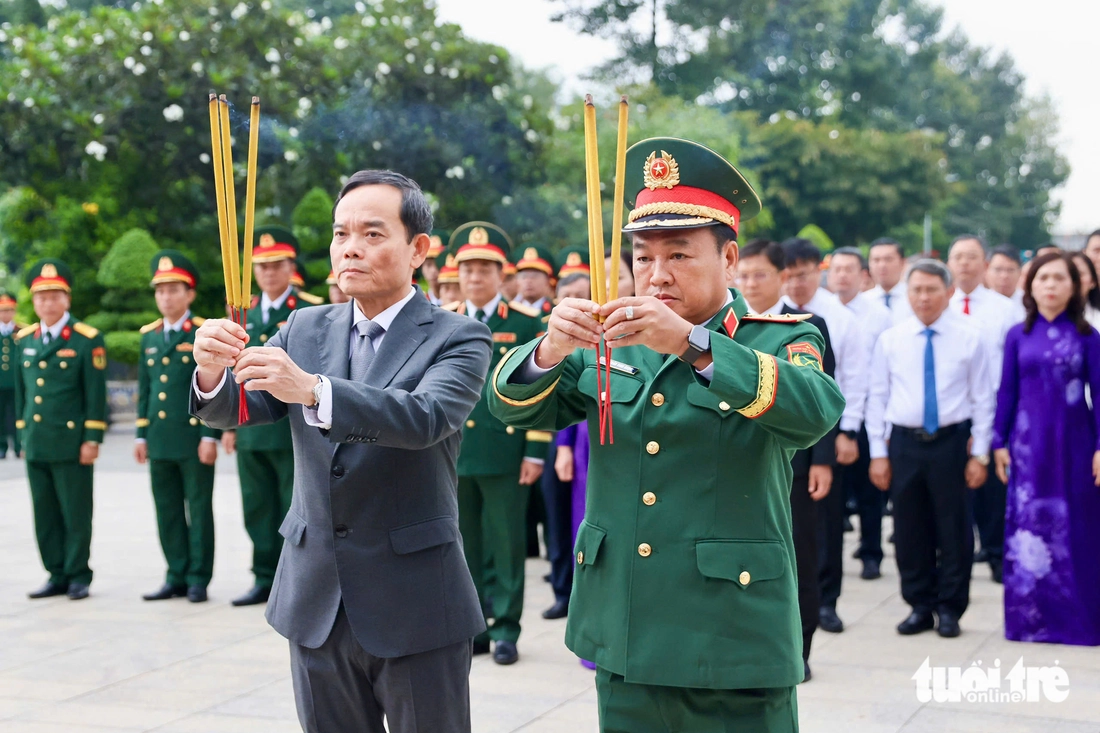Bí thư Trần Lưu Quang cùng lãnh đạo TP.HCM dâng hương tưởng niệm Anh hùng liệt sĩ nhân ngày 27-7