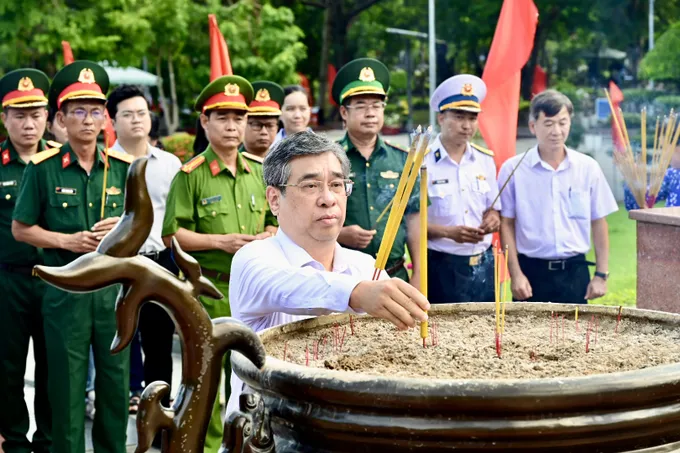 Lãnh đạo Thành ủy TPHCM dâng hoa, dâng hương tưởng niệm các Anh hùng liệt sĩ tại Côn Đảo