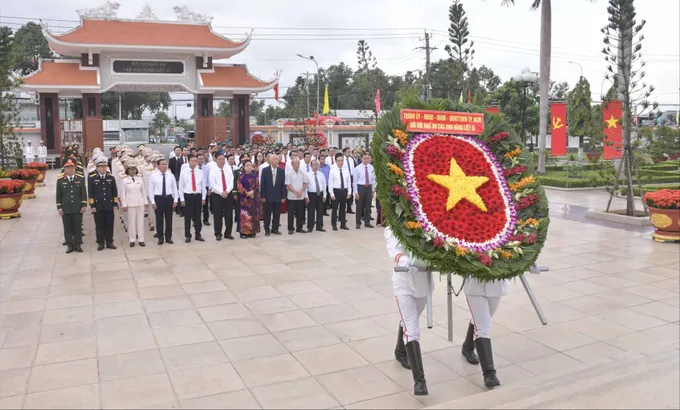 Đoàn đại biểu TPHCM viếng Nghĩa trang Liệt sĩ Bà Rịa - Vũng Tàu