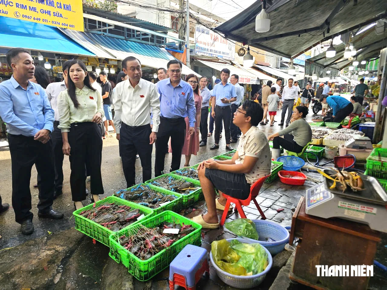 Phó chủ tịch HĐND TP.HCM Huỳnh Thanh Nhân kiểm tra an toàn thực phẩm chợ Xóm Lưới