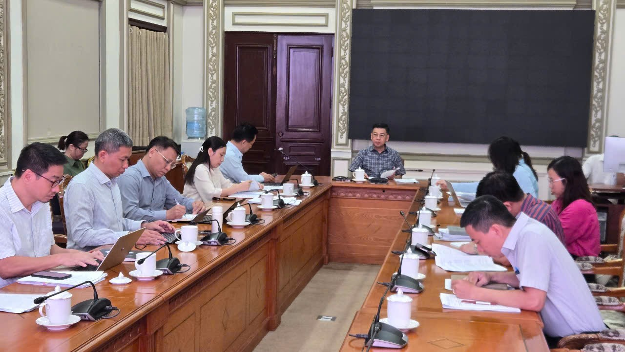 BAN ĐÔ THỊ HỘI ĐỒNG NHÂN DÂN THÀNH PHỐ HỒ CHÍ MINH HỌP THẨM TRA CÁC DỰ THẢO NGHỊ QUYẾT THUỘC LĨNH VỰC QUY HOẠCH - KIẾN TRÚC TRÌNH KỲ HỌP THỨ SÁU HĐND THÀNH PHỐ KHÓA XI