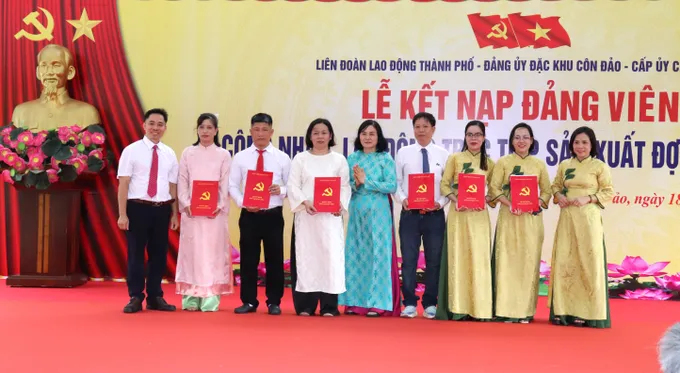 19 công nhân ưu tú trở thành đảng viên dịp sinh nhật Bác