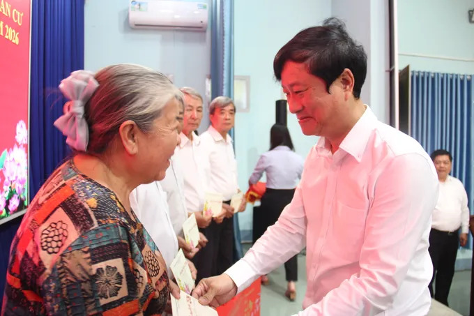 Chủ tịch HĐND TPHCM Võ Văn Minh trao quà tết đến 37 bí thư chi bộ cơ sở có hoàn cảnh khó khăn