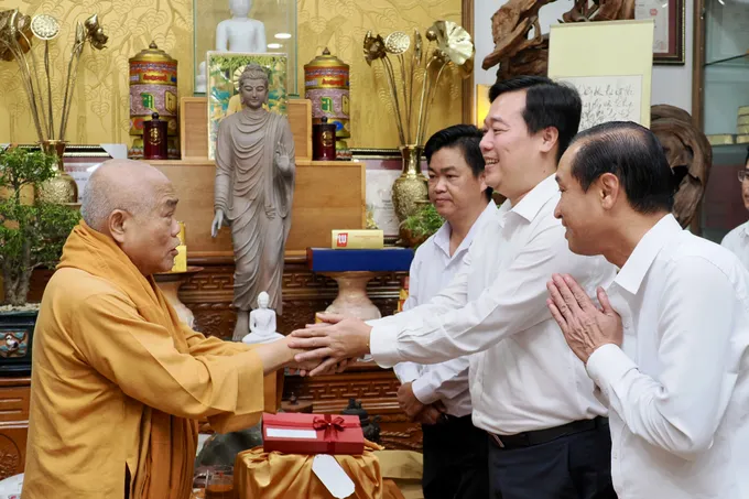 Lãnh đạo TPHCM thăm, chúc mừng Hòa thượng Thích Giác Toàn nhân Đại lễ Phật đản