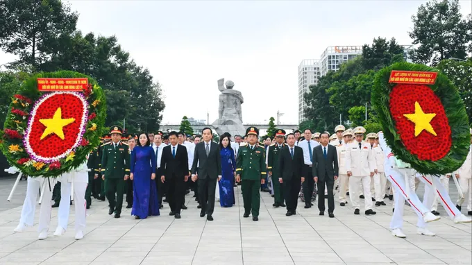 Bí thư Thành ủy TPHCM Trần Lưu Quang dâng hương tưởng nhớ các Anh hùng liệt sĩ