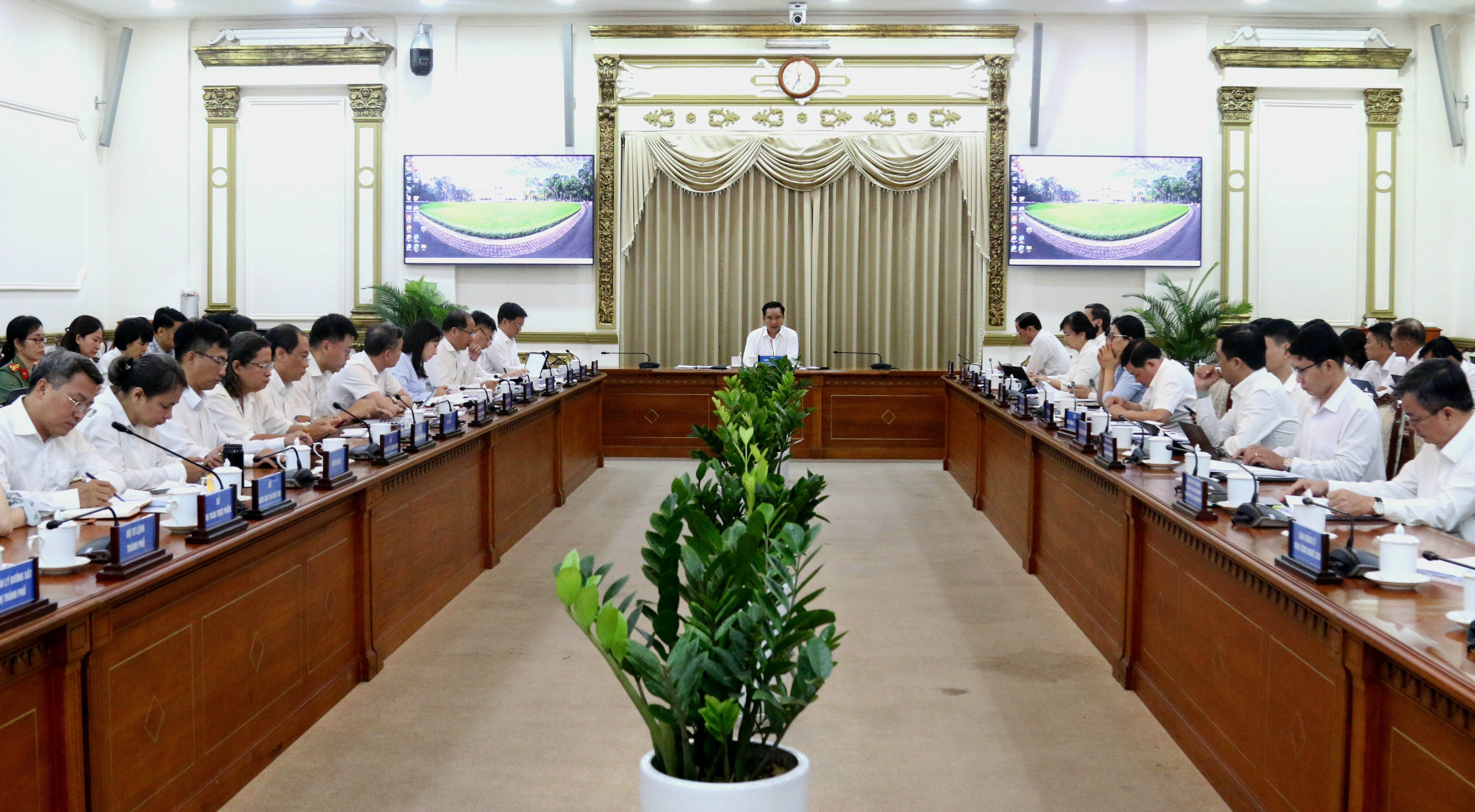 CHỦ TỊCH UBND THÀNH PHỐ HỒ CHÍ MINH CHỦ TRÌ HỌP RÀ SOÁT TRIỂN KHAI DỰ THẢO LUẬT ĐÔ THỊ ĐẶC BIỆT