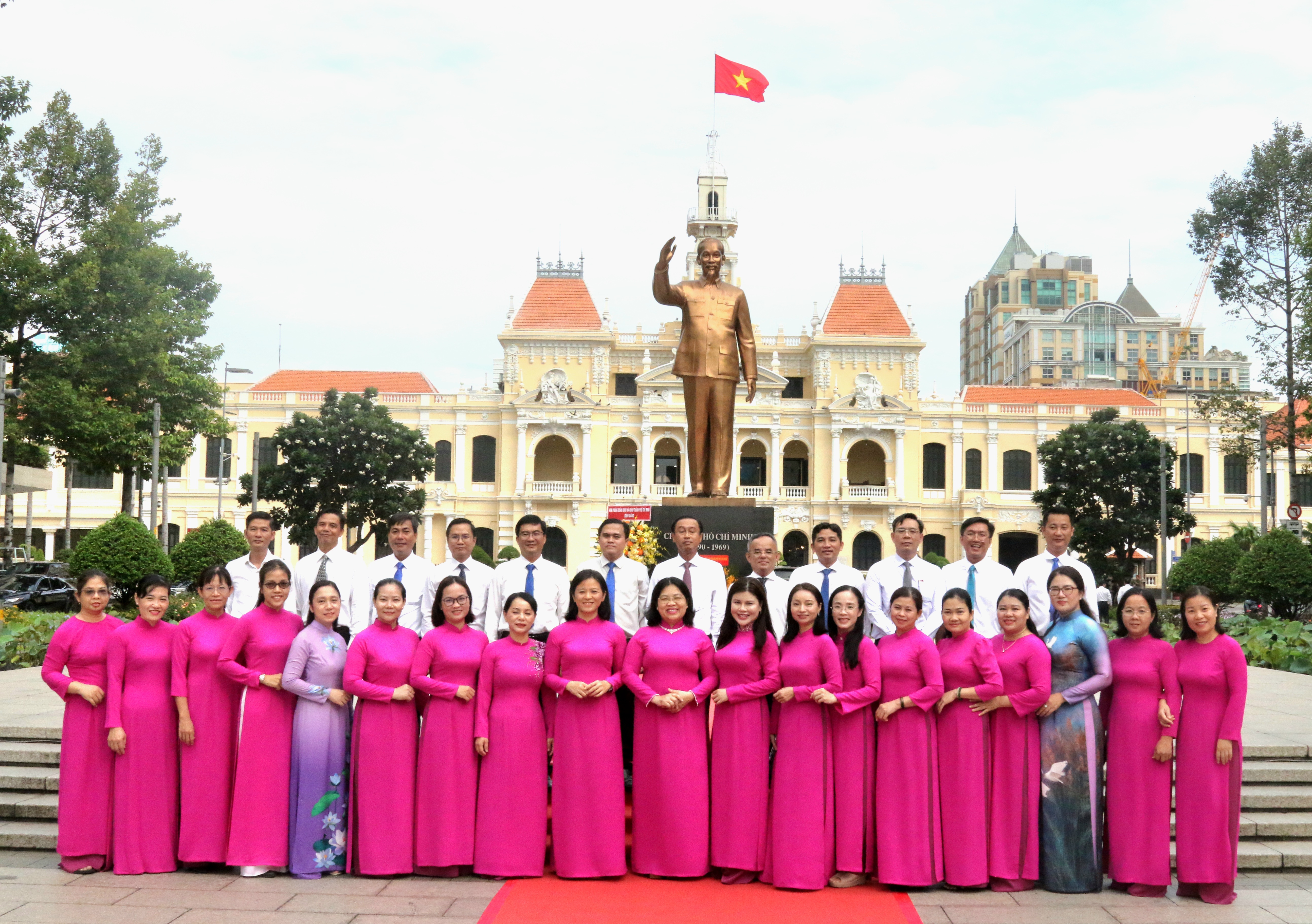 TP HỒ CHÍ MINH: DÂNG HOA TƯỞNG NIỆM CHỦ TỊCH HỒ CHÍ MINH NHÂN KỶ NIỆM 81 NĂM QUỐC KHÁNH 2/9